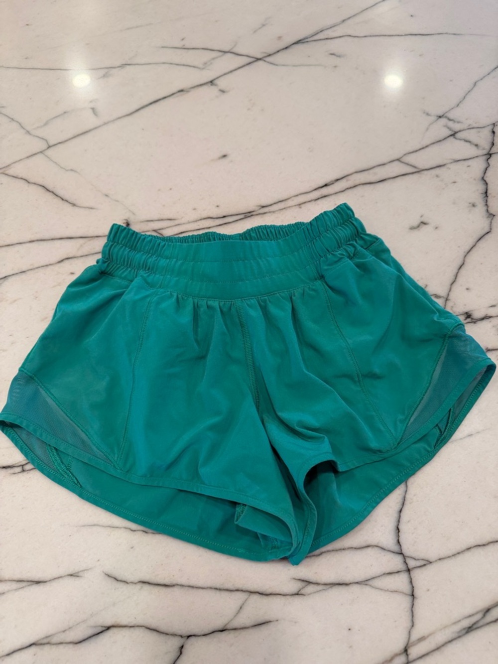 lululemon athletica kelly green hotty hot Shorts - low rise 2.5”